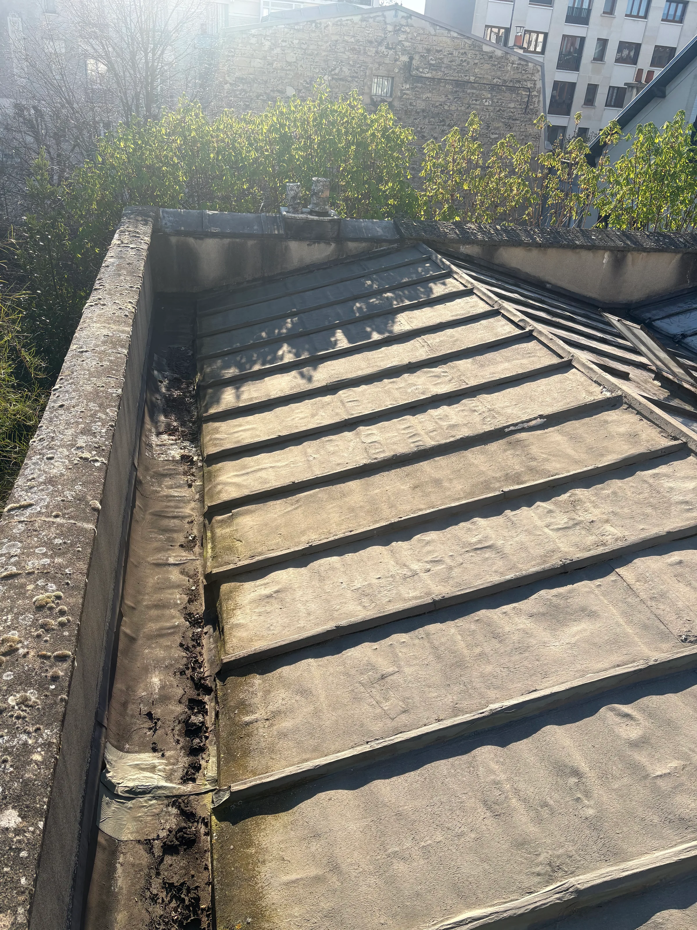 Toiture avant réparation gouttières 92