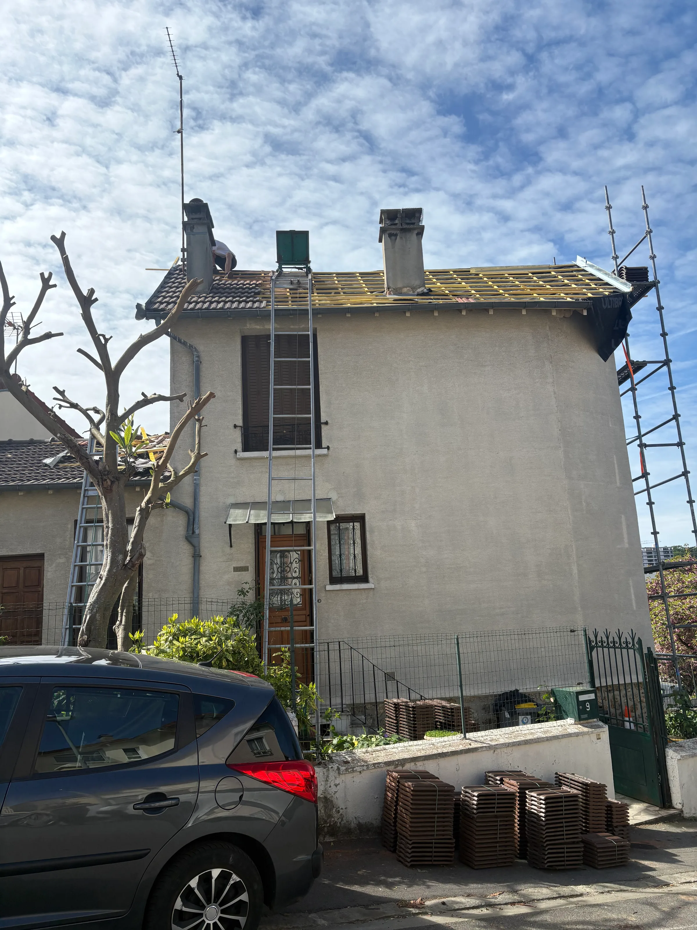 Pose de tuiles couvreur Suresnes